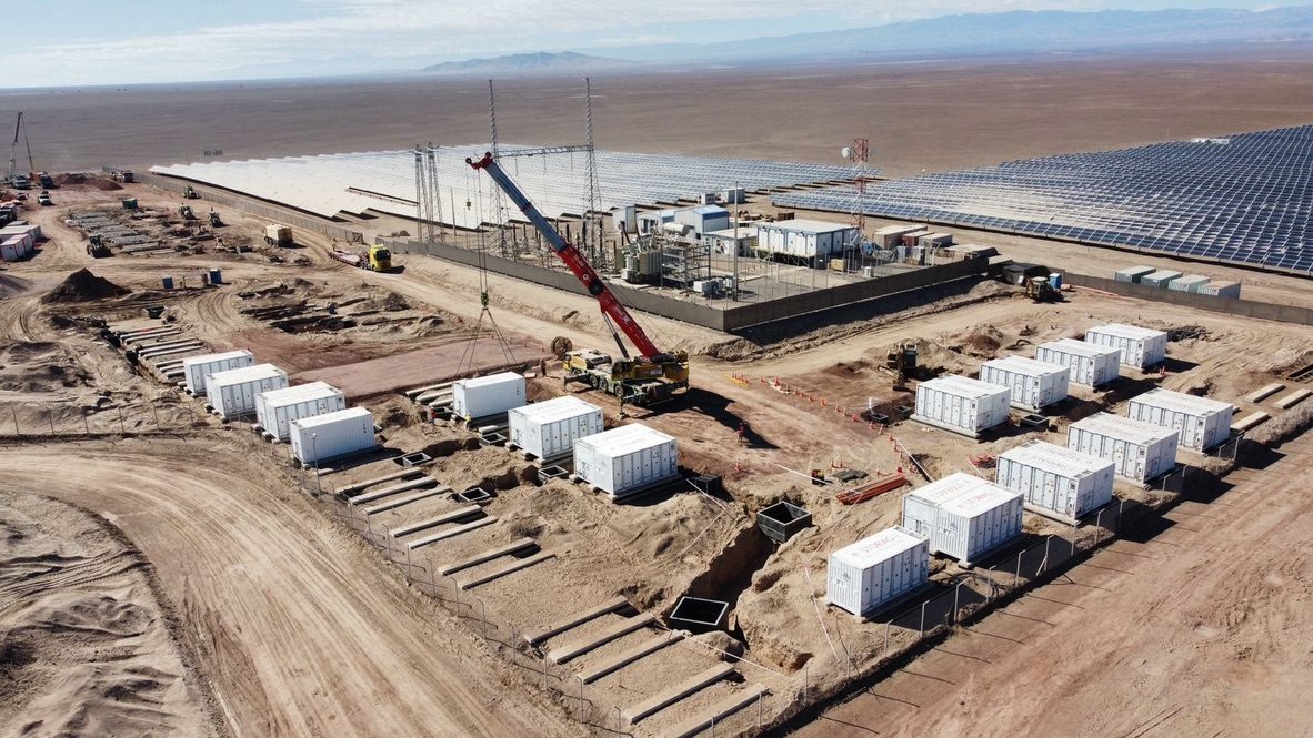 Fila de contenedores BESS y transformadores en obra