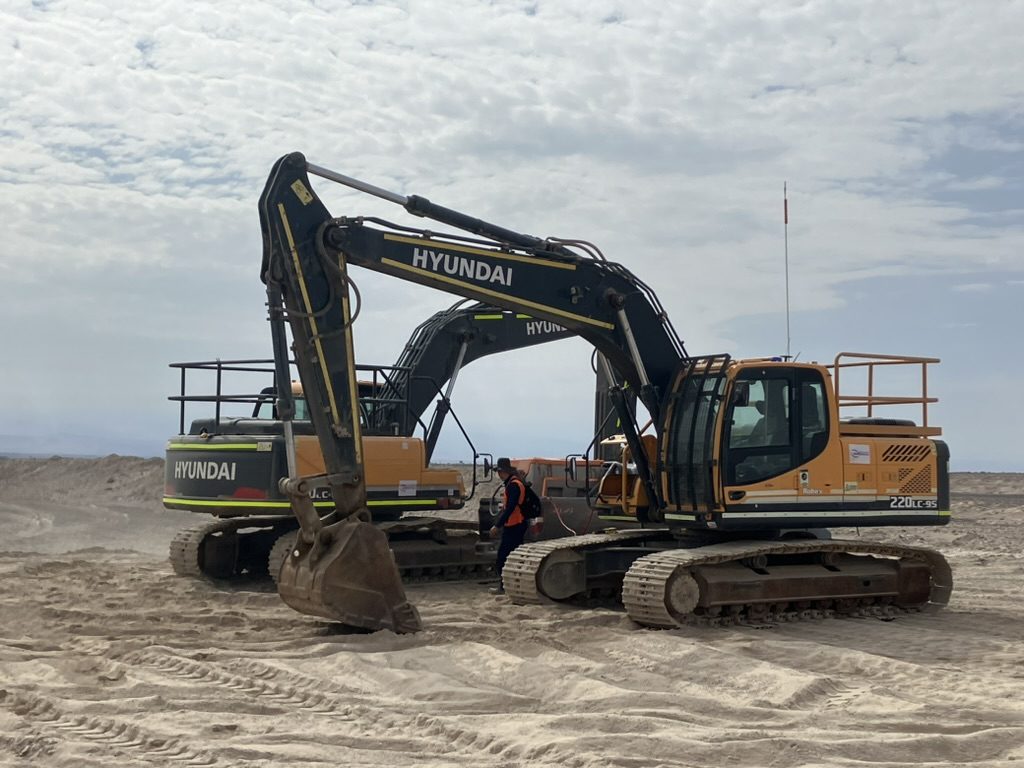 Excavadoras en movimiento de tierras