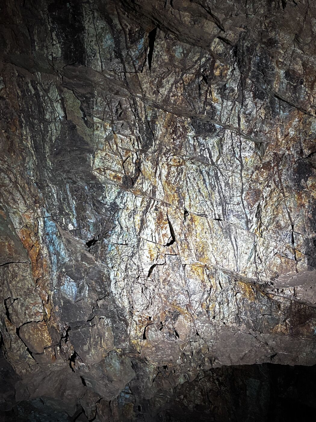 Frente de explotación subterránea con estructura vetiforme mineralizada iluminada