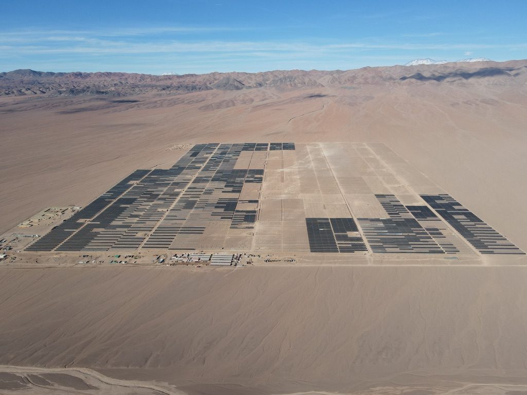 Vista aérea de parque fotovoltaico en el Desierto de Atacama