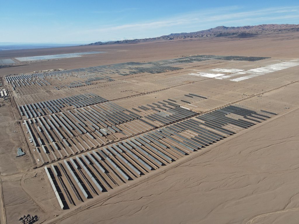 Parque fotovoltaico terminado, vista aérea