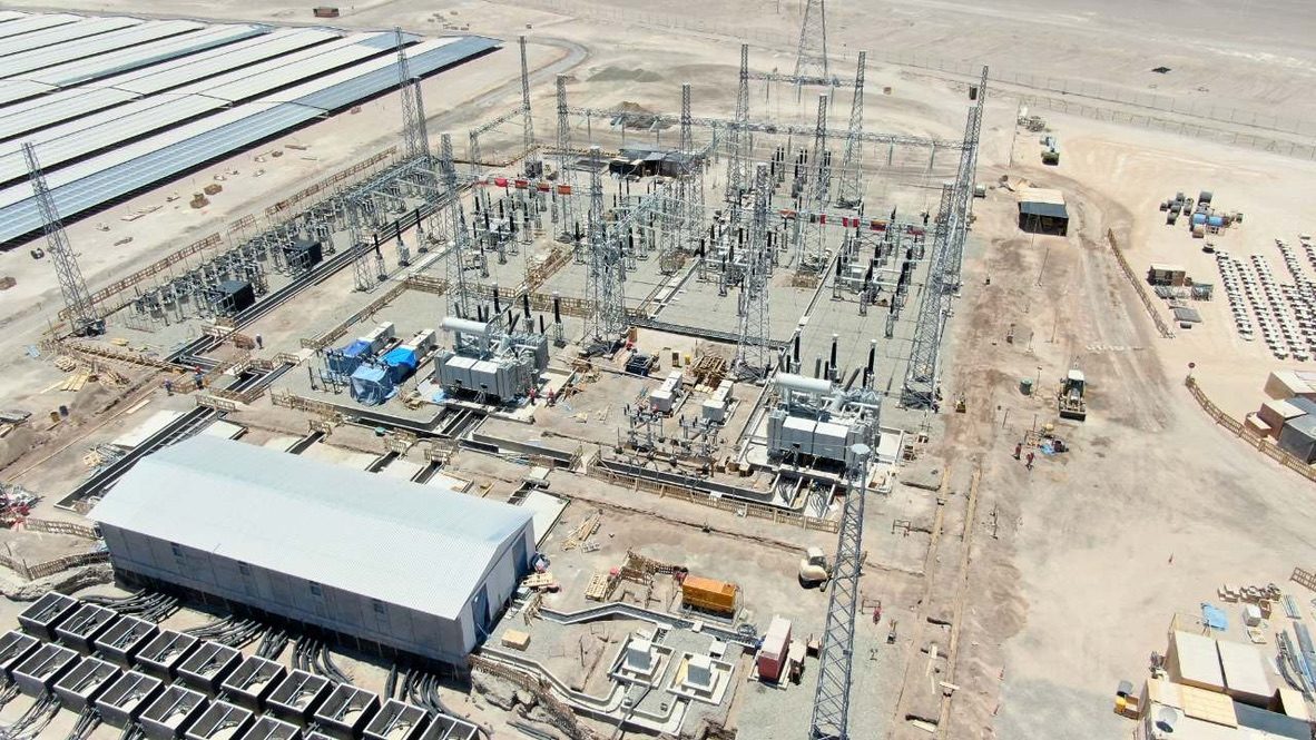 Vista aérea de subestación eléctrica con transformadores de poder