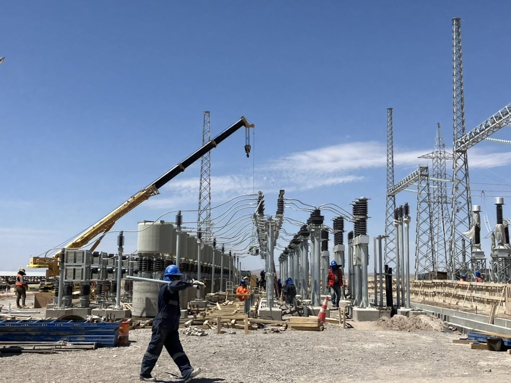 Montaje electromecánico de subestación con grúa